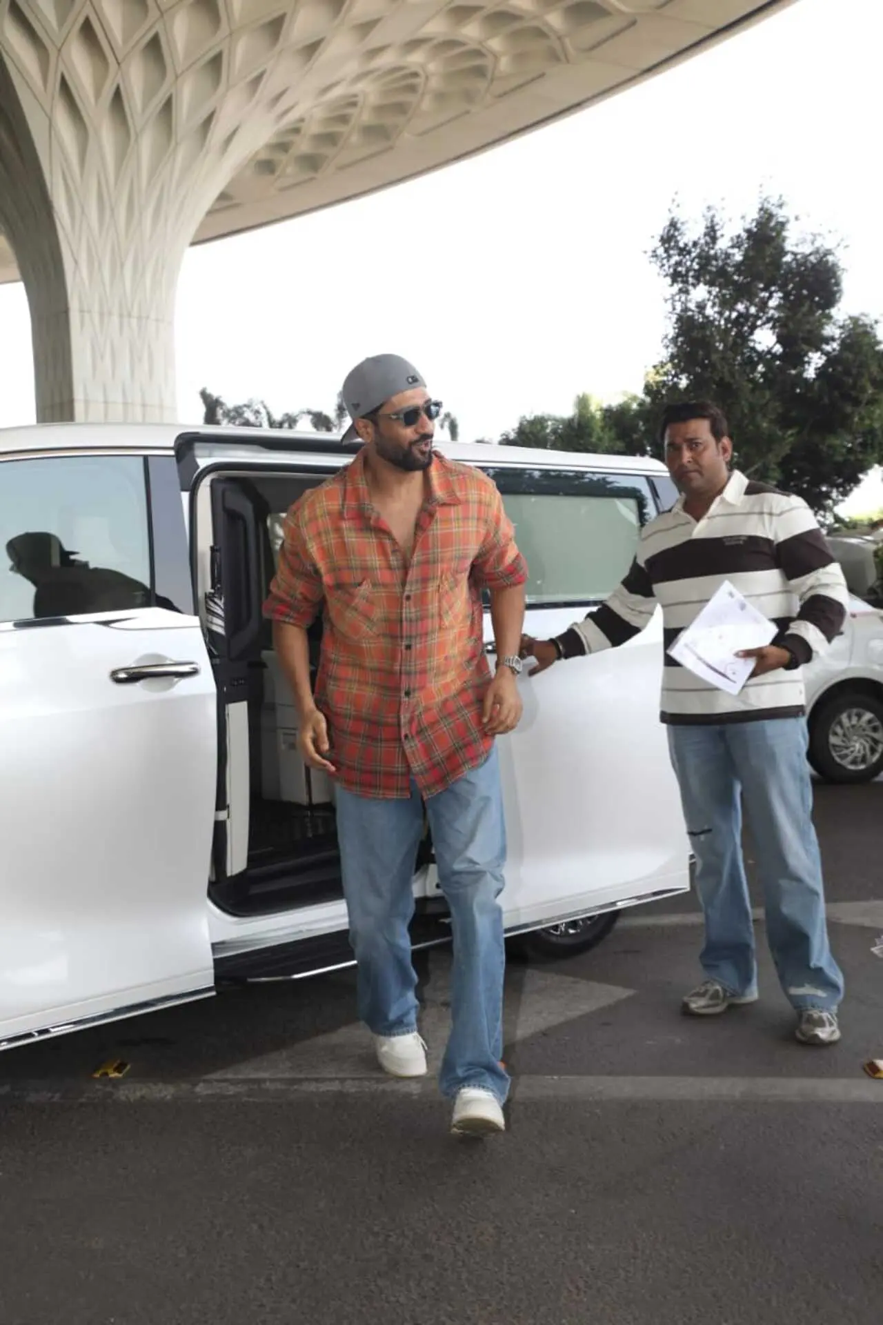 Vicky Kaushal was spotted at the airport in a casual yet stylish look. The actor wore a checkered shirt paired with classic blue jeans and completed the outfit with a cap.